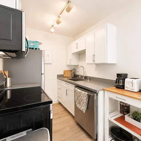 Colorful Downtown Condo, 2 Bedrooms, King Bed-3