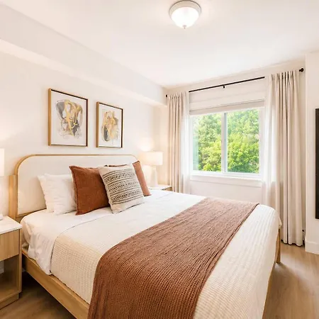 Colorful Downtown Condo, 2 Bedrooms, King Bed-2